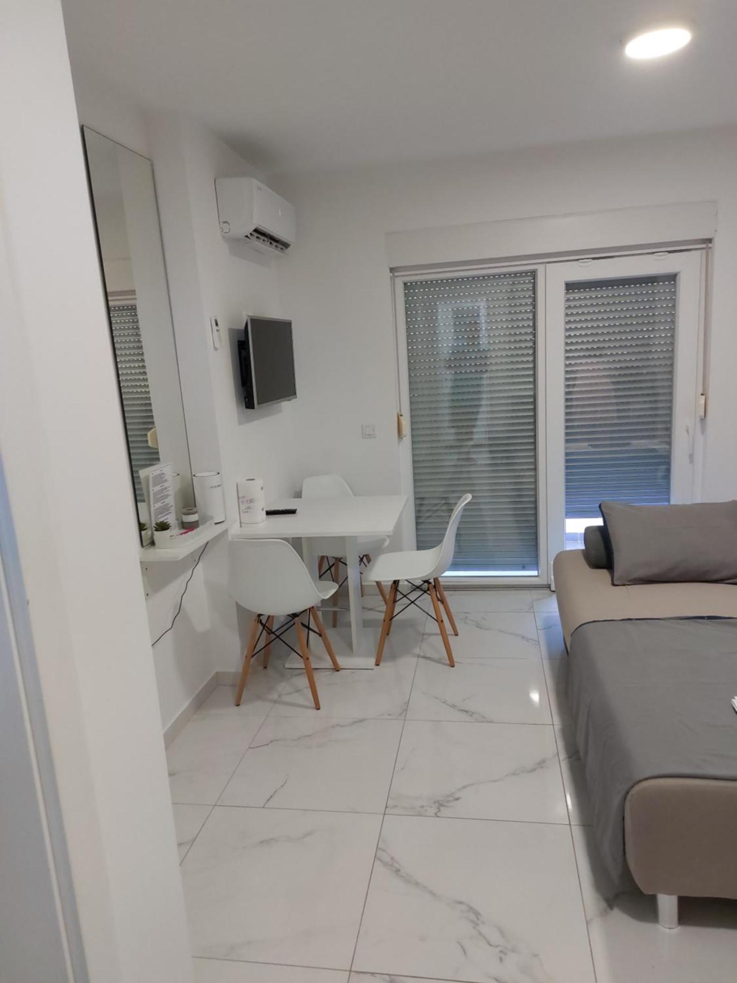 Apartmani Anastasia With Pool, ノヴァリャ エクステリア 写真